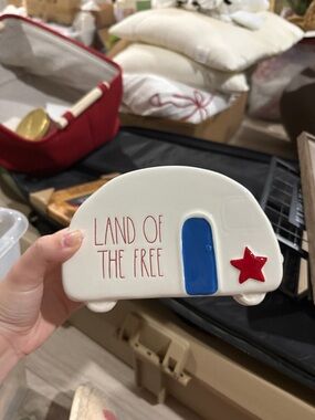 Patriotic 'Land of the Free' Ceramic Camper Decor - White/Blue/Red